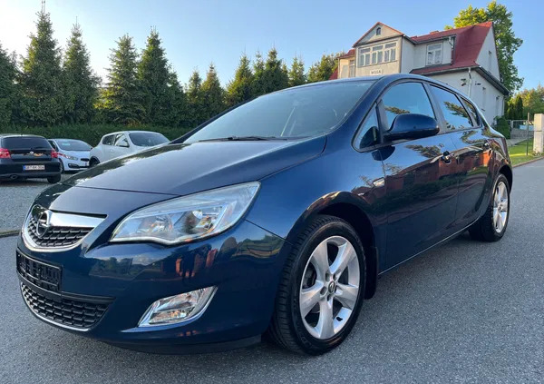 samochody osobowe Opel Astra cena 32700 przebieg: 135000, rok produkcji 2012 z Biała